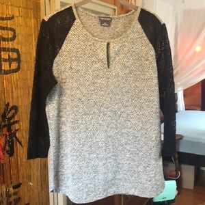 Ladies M Van Heusen top with lace sleeves